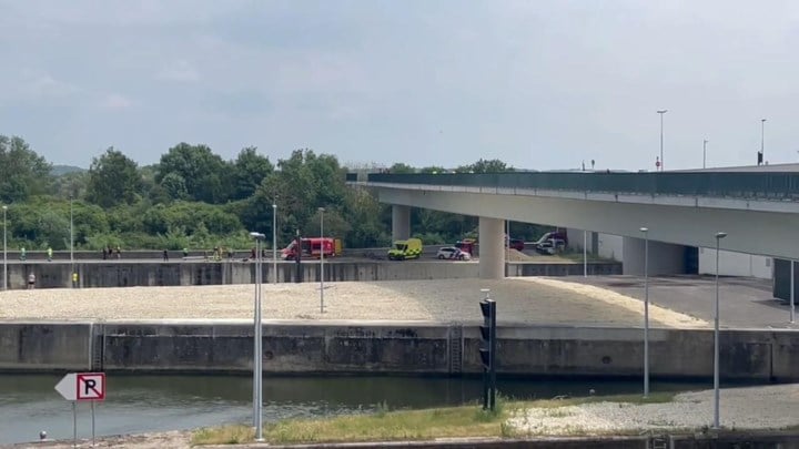 Voertuig belandt in kanaal bij sluis van Ternaaien, één persoon zit 40 minuten vast onder water