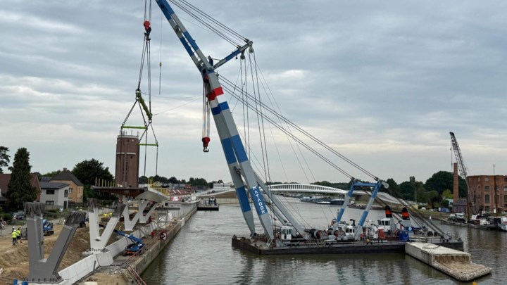 IN BEELD. Sterk staaltje ‘meccano’ op Albertkanaal: Matador zet nieuwe fiets- en voetgangersbrug in elkaar
