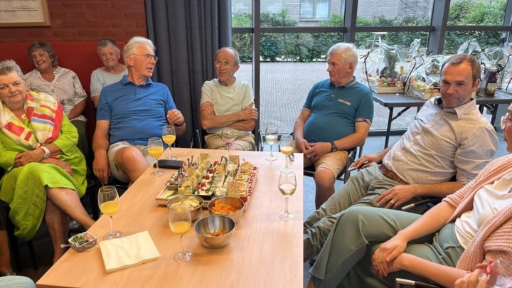 Rode Kruis Vlaanderen zet bloeddonoren en cursisten in de bloemetjes, Zandhoven is nu Hartveilige Gemeente