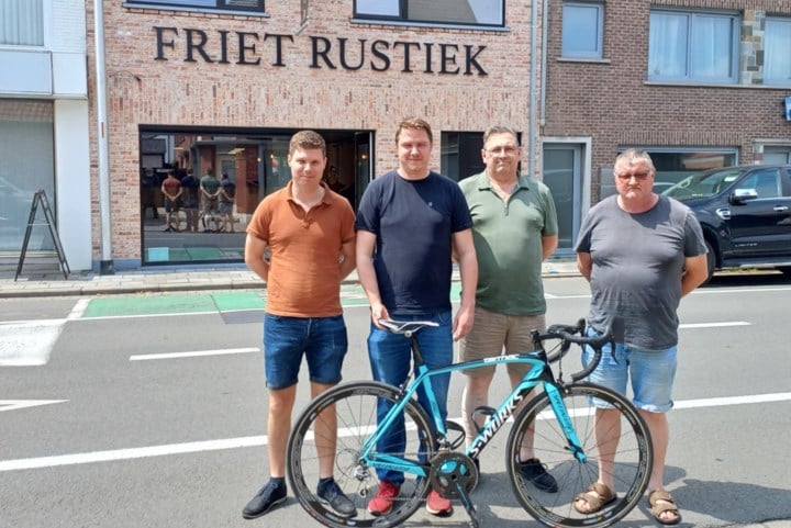 Kleinzonen brengen met nieuwe koers eerbetoon aan hun opa: “Hij was ook erg wielerminded”