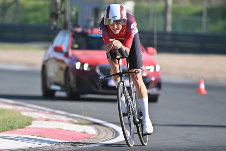 Aldo Taillieu neemt dan toch deel aan Giro Next Gen, maar kent pech in tweede etappe: “Het wordt nog puffen en zweten”