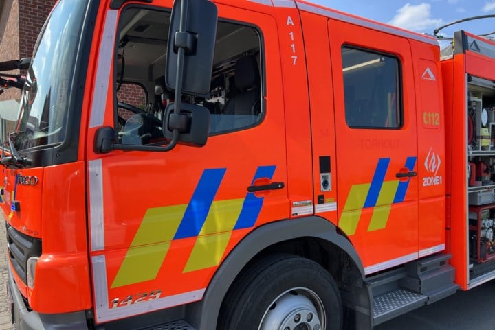 Brandweer blust brandende paletten en vegetatie