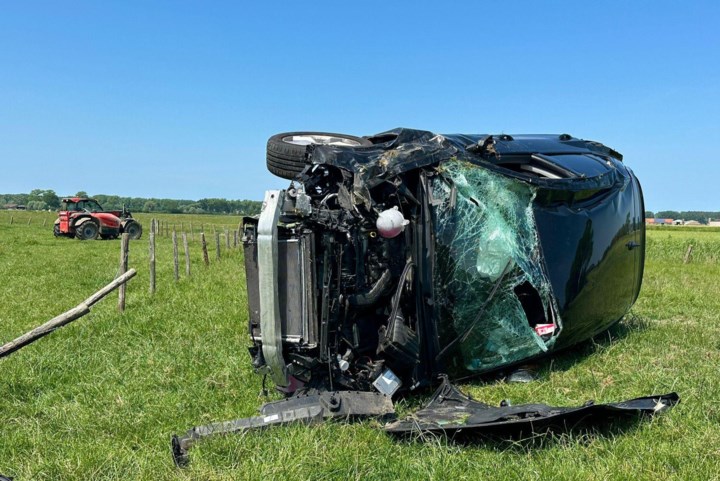 Bruggeling (24) crasht met wagen in weiland: “Omstandigheden worden onderzocht”
