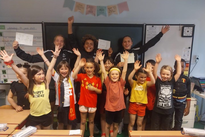 Leerlingen Vier Winden Basisschool krijgen bezoek van Red Flames: “Ik volg al hun matchen op televisie”