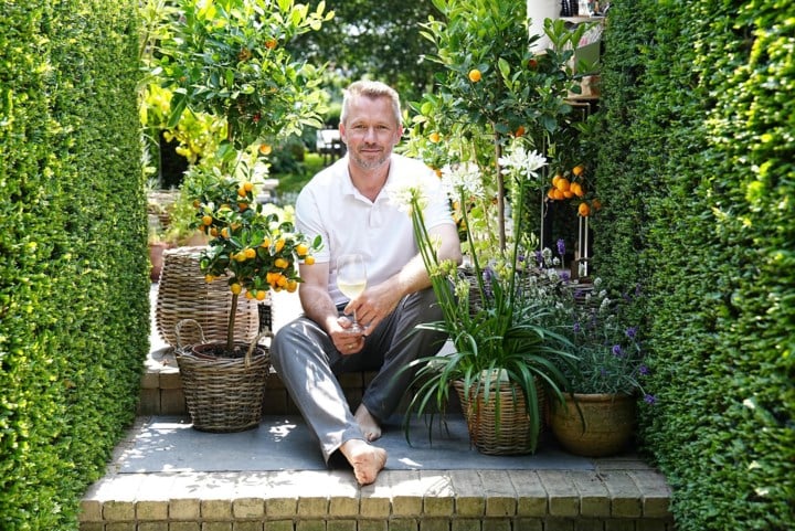 Tuindokter Stefaan (47) bouwt paradijselijke zomerbar Bar Botanique in zijn tuin: “Alles mag gedeeld worden en is toegankelijk voor iedereen”