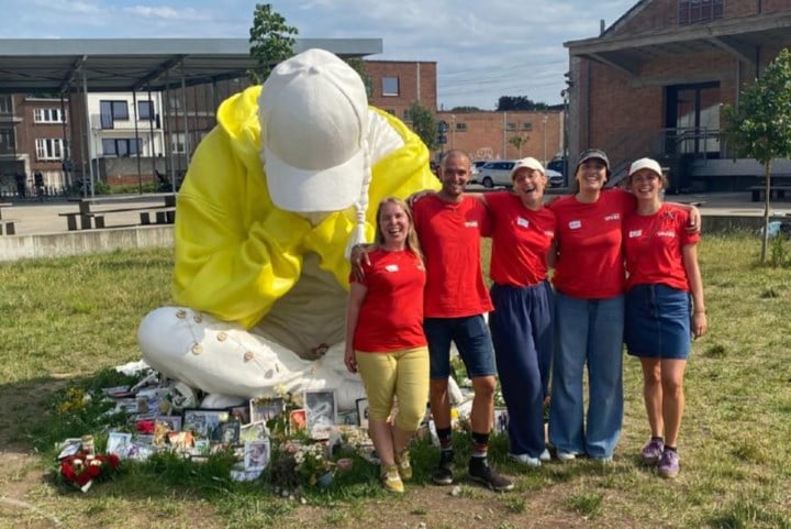 Picknick aan beeld ‘Stille Strijd’ vestigt aandacht op mentale gezondheid: “We willen het taboe doorbreken en vooral meer jonge mensen bereiken”