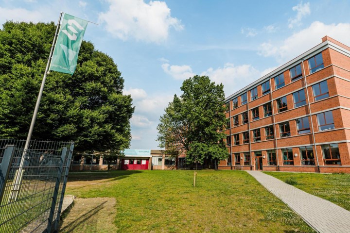 Steekpartij aan school in Deurne: 19-jarige met ernstige verwondingen naar ziekenhuis