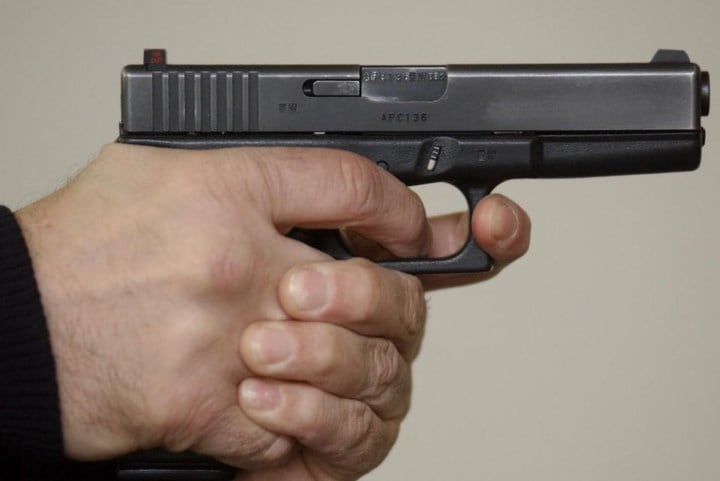 Voorwaardelijke celstraf voor veertiger die alarmpistool tegen hoofd vriend plaatste
