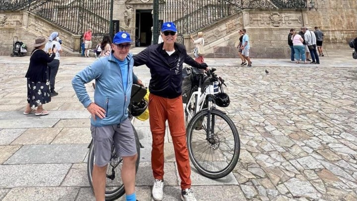 Bill (71) en Marcel (69) bereiken na 27 dagen fietsen Compostela: “We legden 2.293 kilometer af voor goed doel”