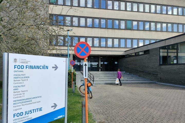 Tractor belandt in weide: jongeman zonder rijbewijs en onder invloed veroordeeld