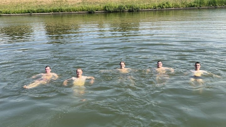 Zwemmers in Netekanaal, maar halsbrekende duikstunts van brug lijken verleden tijd