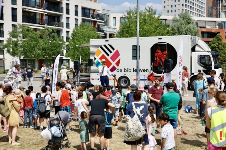 Bibliotheek neemt nieuwe elektrische bibliobus in gebruik