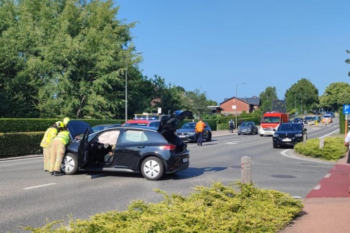 Lijnbus botst tegen personenwagen: niemand gekneld