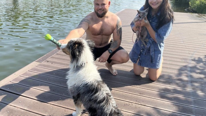 Lekker in de zon genieten met hond en poes aan Netekanaal