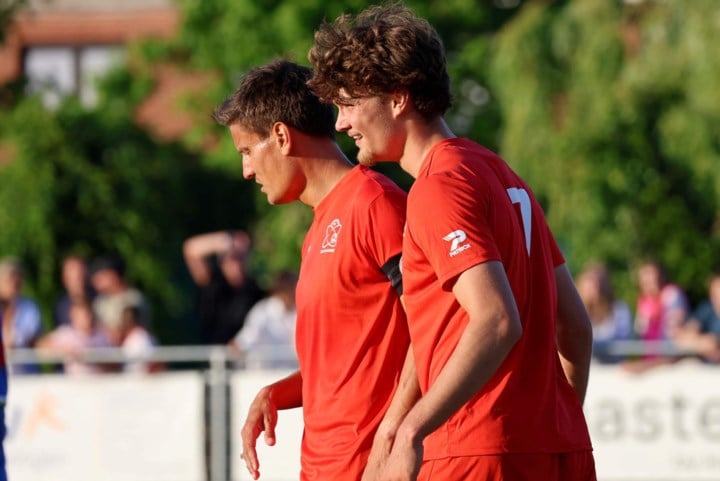 Siebe Van Keymolen grijpt zijn kans tijdens voorbereiding van Zulte Waregem: “Leuk om samen te spelen met jeugdidool Jelle Vossen”