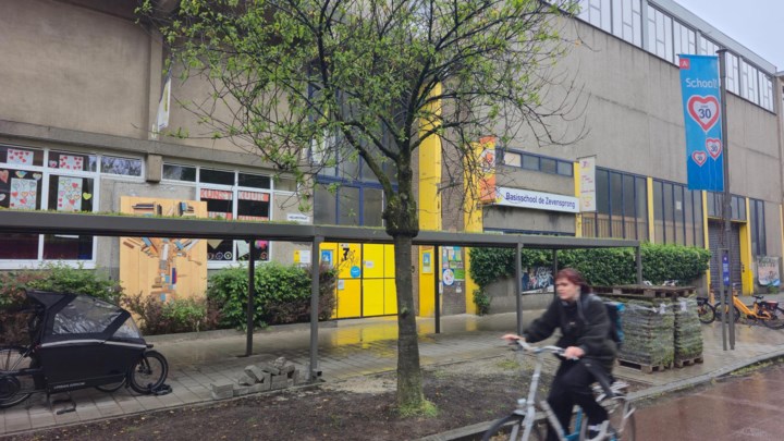 Na ongerustheid over veiligheid aan schoolpoort De Zevensprong: district Borgerhout haalt deel van veelbesproken luifel weg