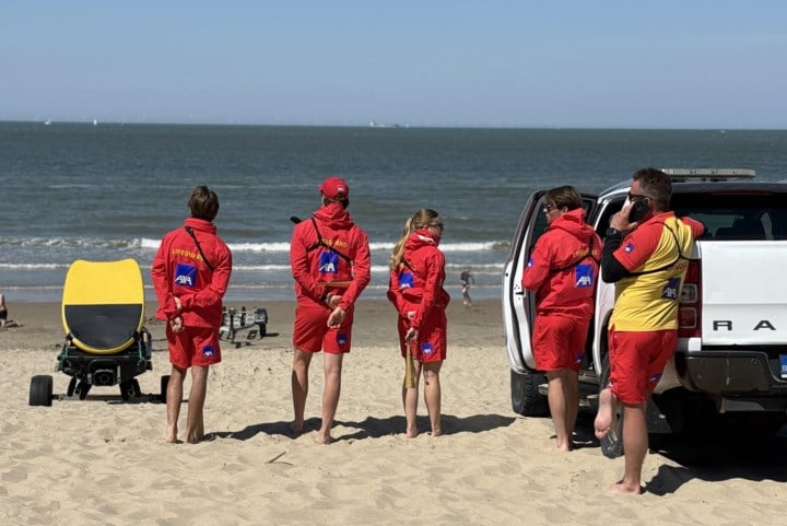 Strandredders houden hun hart vast voor tropisch weekend na ernstig incident in Oostende: “We hebben het al honderd keer gevraagd”